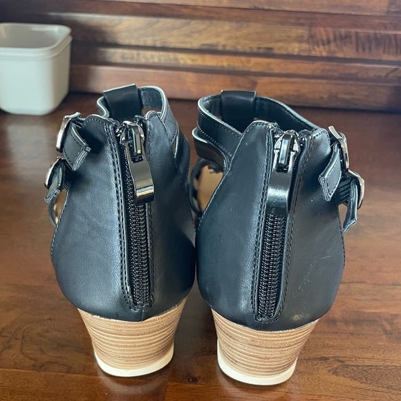 NWOB Patrizia Spring Step Wedge Sandals Size 10 Black With White Flowers Zipper - Picture 5 of 9